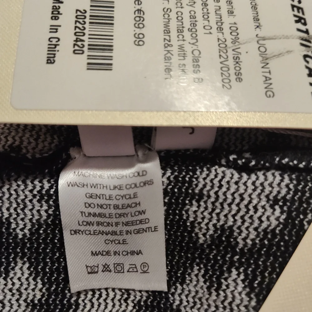 Black and White Women's Halter Strapless Tube Top with VFront (Medium) - Picture 7 of 7
